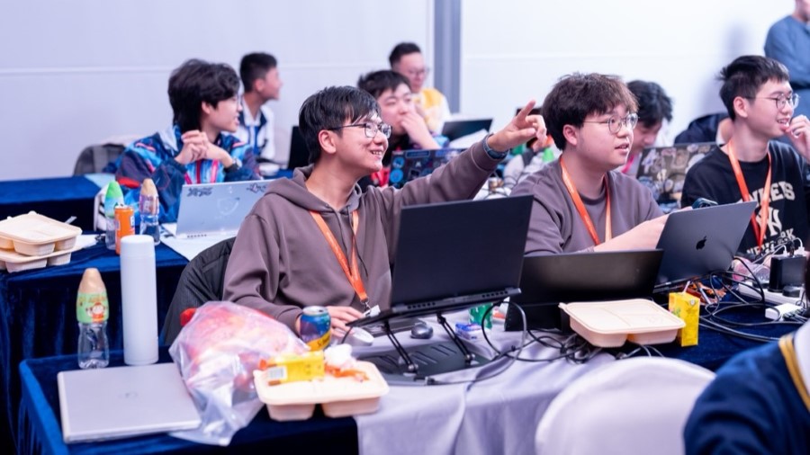icebird team members competing during the HKCERT CTF 2025 final