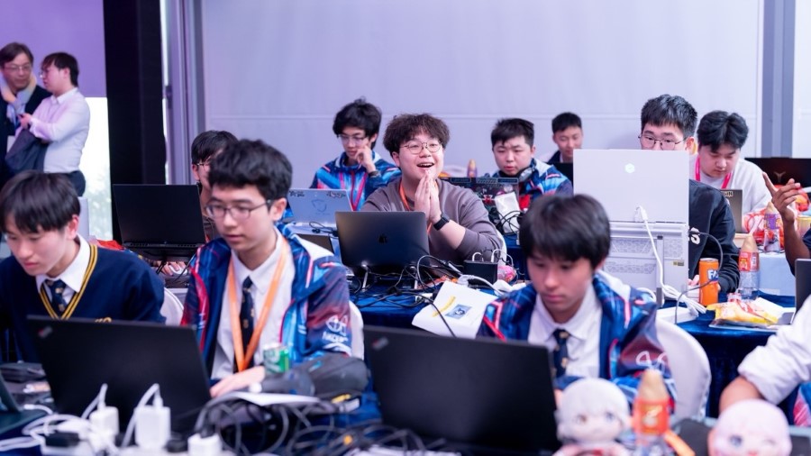 icebird team competing on site at HKCERT CTF 2025
